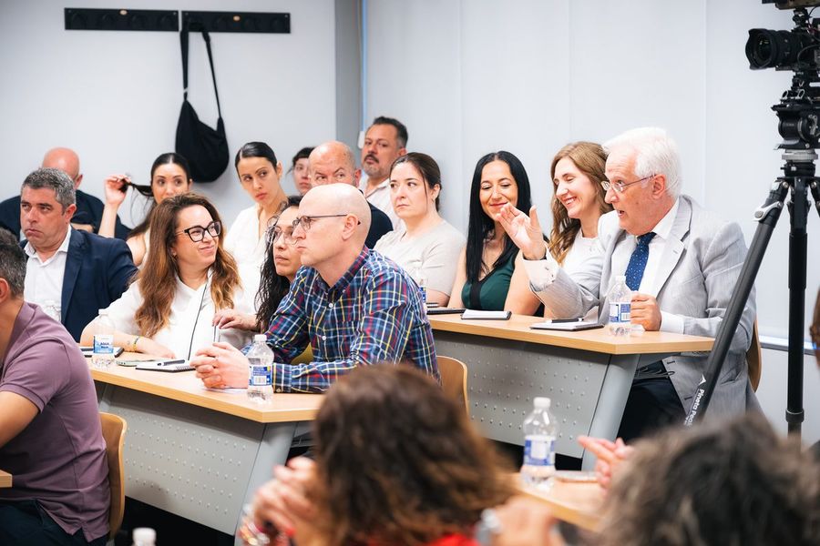 Sala llena en una sesión presencial de Amurai sobre precios